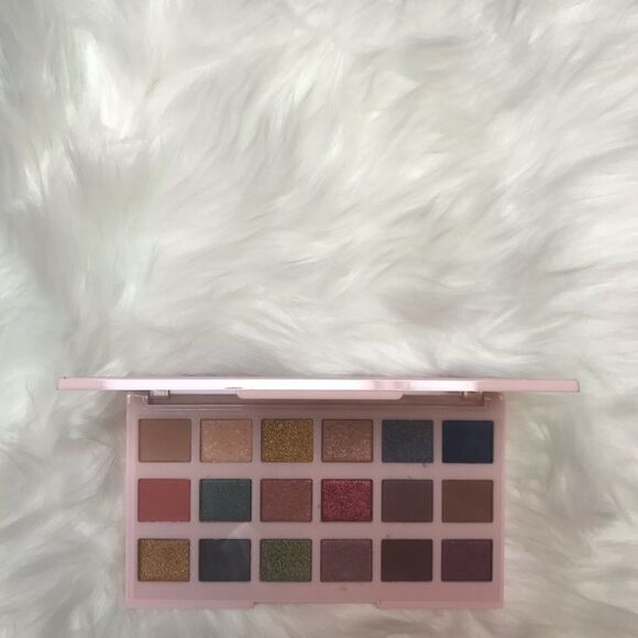 EDITOR PALETTE NEW ENGLAND
18 PIECE EYE SHADOW Palette Make-up Matte & Metallic - Picture 3 of 9